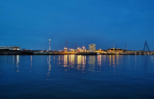 Vu du port d'Ostende par un belle soirée de septembre. Photo prise de l'entrée de du port de plaisance.